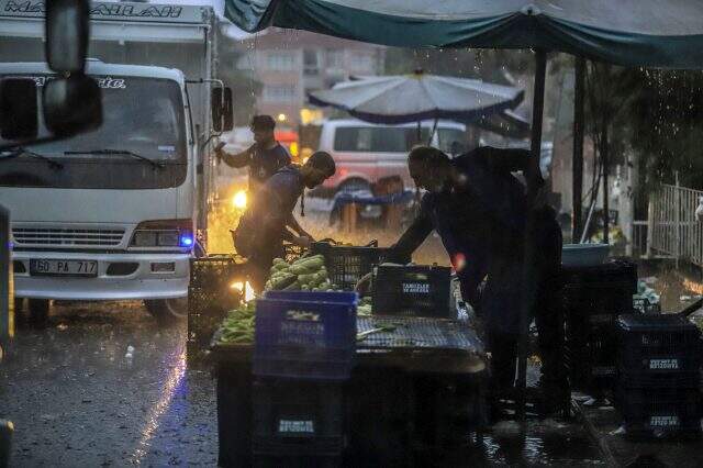 Ankara'da sağanak etkili oldu, yollar göle döndü