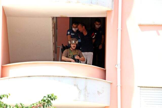Eşyaları sokağa atan adam, kapıyı açmayınca özel harekat polisi operasyon düzenledi Eşyaları sokağa atan adam, kapıyı açmayınca özel harekat polisi operasyon düzenledi