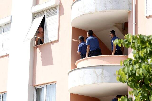 Eşyaları sokağa atan adam, kapıyı açmayınca özel harekat polisi operasyon düzenledi Eşyaları sokağa atan adam, kapıyı açmayınca özel harekat polisi operasyon düzenledi