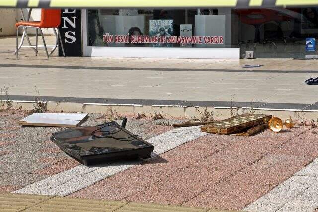 Eşyaları sokağa atan adam, kapıyı açmayınca özel harekat polisi operasyon düzenledi Eşyaları sokağa atan adam, kapıyı açmayınca özel harekat polisi operasyon düzenledi