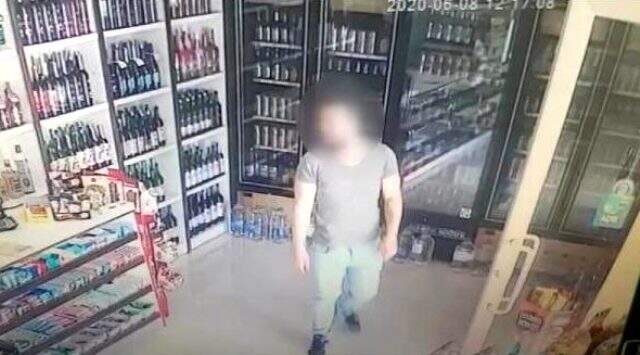 İçki şişesini çalıp, pantolonuna sokan hırsız yakayı ele verdi