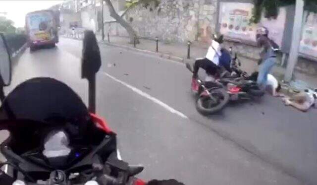 Otobüs yüzünden meydana gelen motosiklet kazası kask kamerasına yansıdı Otobüs yüzünden meydana gelen motosiklet kazası kask kamerasına yansıdı