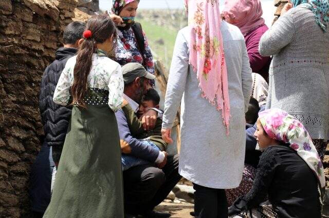 Tandıra düşen çocuğunu kurtarmak isteyen anne, yanarak hayatını kaybetti Tandıra düşen çocuğunu kurtarmak isteyen anne, yanarak hayatını kaybetti