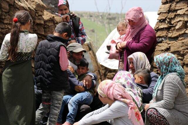 Tandıra düşen çocuğunu kurtarmak isteyen anne, yanarak hayatını kaybetti Tandıra düşen çocuğunu kurtarmak isteyen anne, yanarak hayatını kaybetti