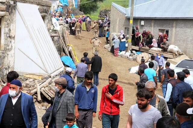 Tandıra düşen çocuğunu kurtarmak isteyen anne, yanarak hayatını kaybetti Tandıra düşen çocuğunu kurtarmak isteyen anne, yanarak hayatını kaybetti