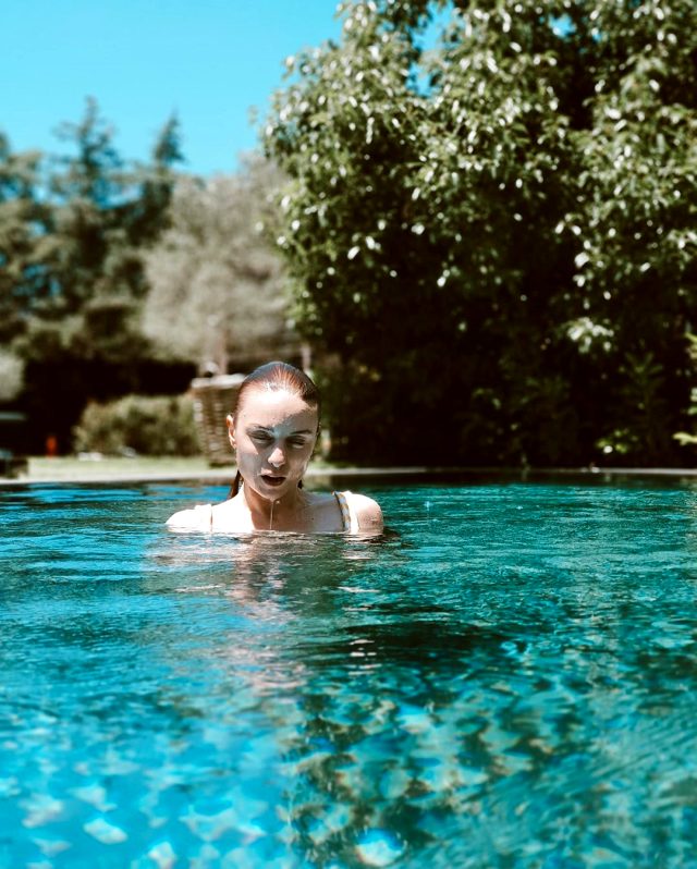 Tatil sezonunu açan Nilperi Şahinkaya'nın havuz pozu büyük beğeni topladı