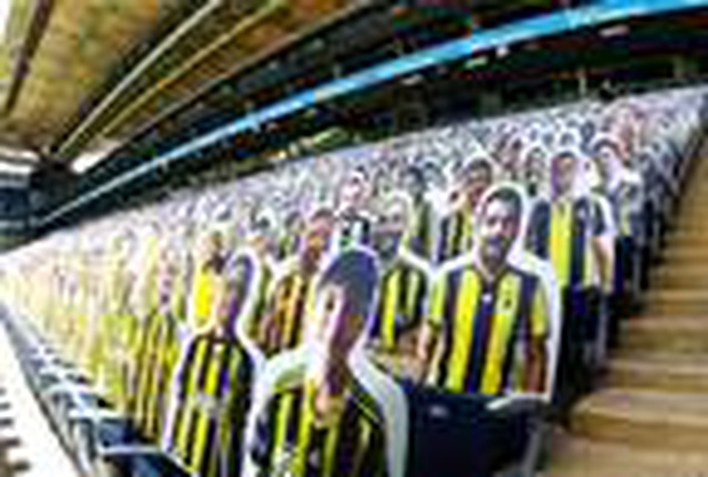 Tribünde karton çılgınlığı! Beklenmedik isim...