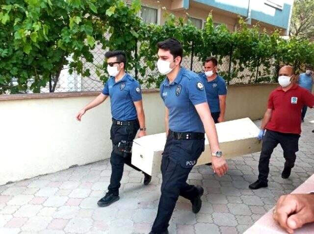 Boşanma davası açan eşini, boğazını keserek öldürdü Boşanma davası açan eşini, boğazını keserek öldürdü