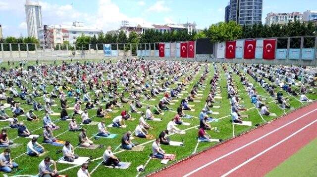 Mahmutbey stadyumunda cuma namazı kılan yüzlerce kişi havadan görüntülendi Mahmutbey stadyumunda cuma namazı kılan yüzlerce kişi havadan görüntülendi