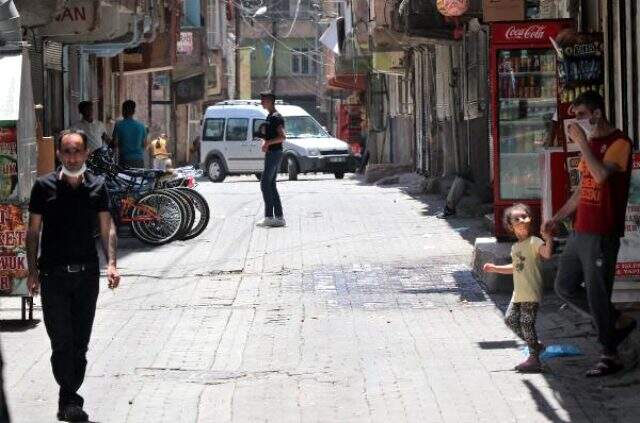 Vaka sayısının arttığı Diyarbakır'da sosyal mesafe unutuldu Vaka sayısının arttığı Diyarbakır'da sosyal mesafe unutuldu