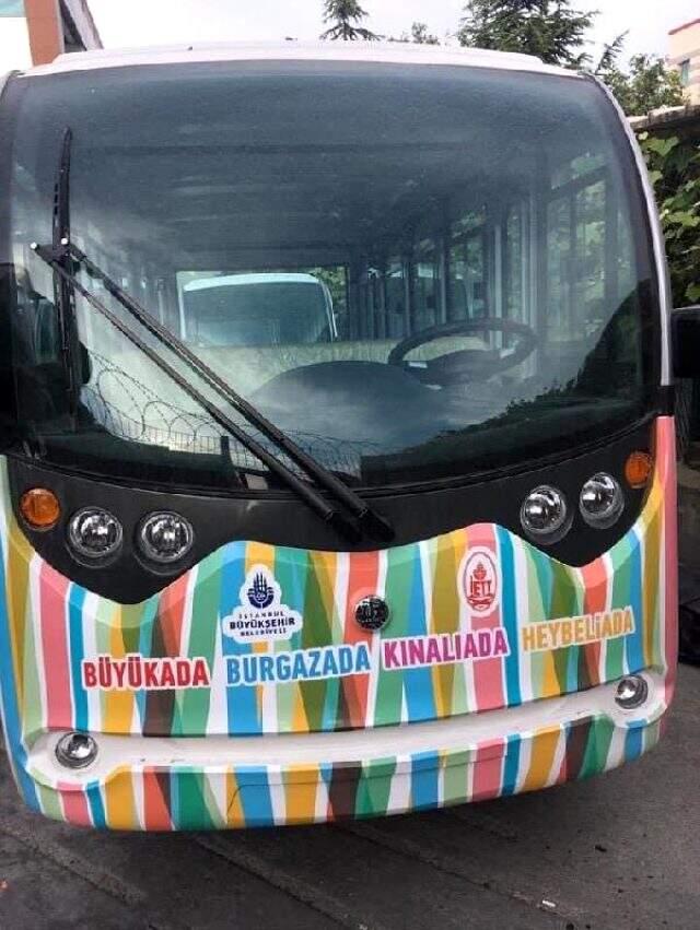 Adalar'da kullanılacak elektrikli araçların bir kısmı Büyükada'ya getirildi