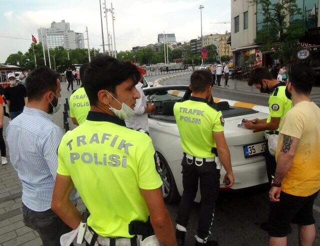 Taksim'de ehliyeti olmayan ve alkollü çıkan Irak vatandaşı polise itiraz edince Türkler karşılık verdi Taksim'de ehliyeti olmayan ve alkollü çıkan Irak vatandaşı polise itiraz edince Türkler karşılık verdi