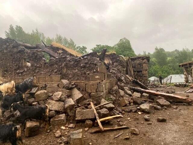 Bingöl'deki depremde yıkılan evlerden ilk görüntüler geldi