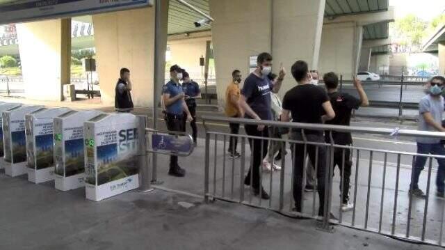 Metrobüs durağındaki şüpheli paket, bomba paniği yaşattı