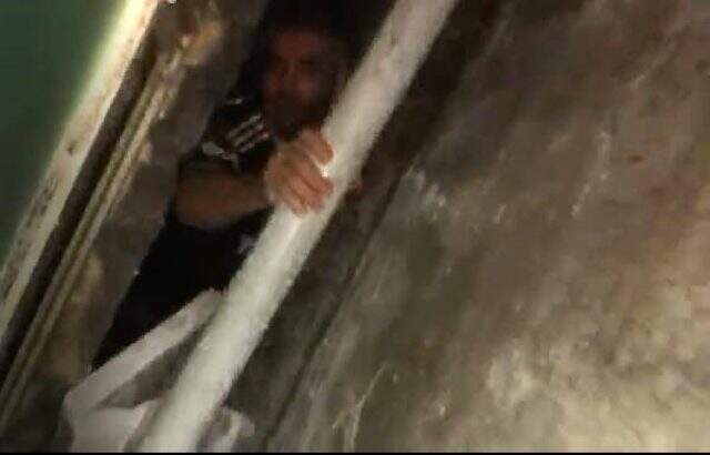 Polislerin köşeye sıkıştırdığı suçlu isyan etti: Ayıp be size Polislerin köşeye sıkıştırdığı suçlu isyan etti: Ayıp be size