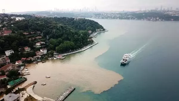 Beykoz'da yağmur, İstanbul Boğazı'na çamurlu su aktı (Havadan fotoğraflarla)