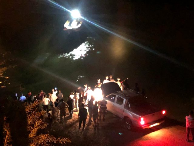 Yolcu minibüsü Fırat Nehri'ne uçtu: 4 ölü, 3 yaralı, 1 kayıp