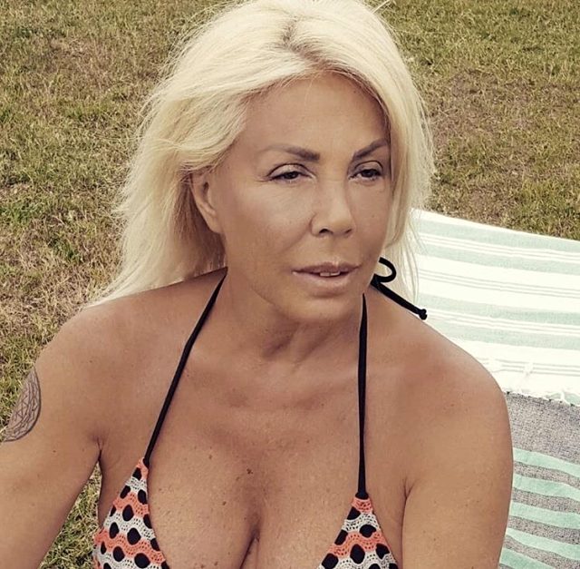 62 yaşındaki usta sanatçı Semiha Yankı, bikinili pozlarını paylaştı! Fiziğiyle gençlere taş çıkardı