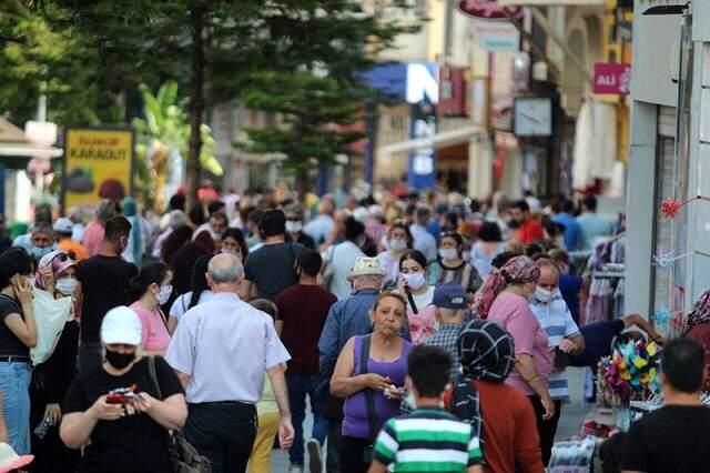 Antalya'nın caddeleri hareketlendi! Maske ve sosyal mesafe kuralları hiçe sayıldı