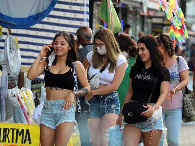 Antalya'nın caddeleri hareketlendi! Maske ve sosyal mesafe kuralları hiçe sayıldı