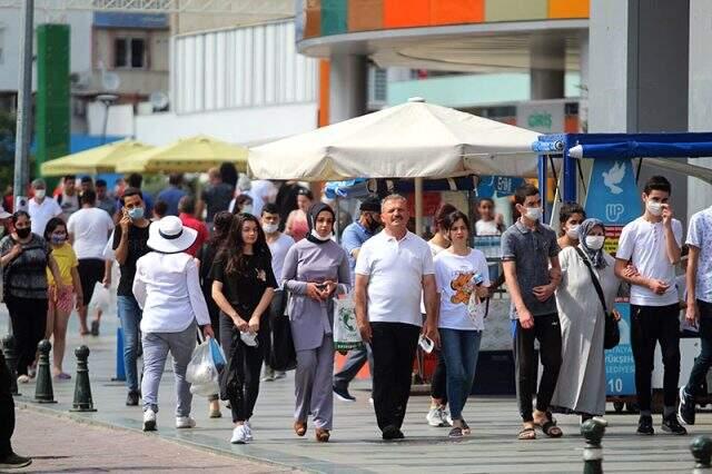 Antalya'nın caddeleri hareketlendi! Maske ve sosyal mesafe kuralları hiçe sayıldı