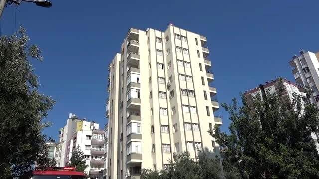 İntihar girişimini izleyen vatandaşlar sosyal mesafeyi unuttular İntihar girişimini izleyen vatandaşlar sosyal mesafeyi unuttular