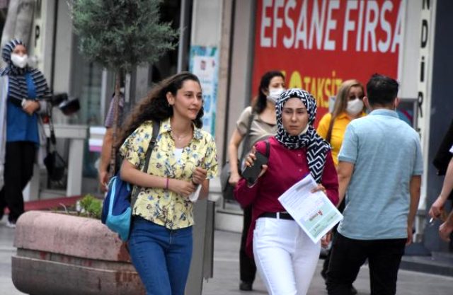Konya ve Kilis'te vakaların artmasına rağmen vatandaşlar tedbirlere uymuyor