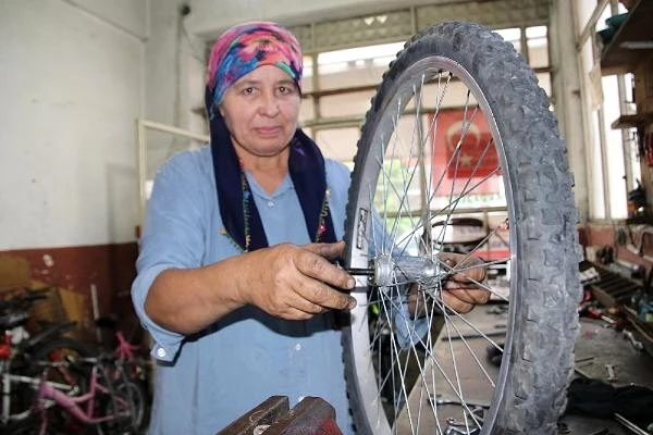Oğluna yardım için başladığı bisiklet tamirinde usta oldu