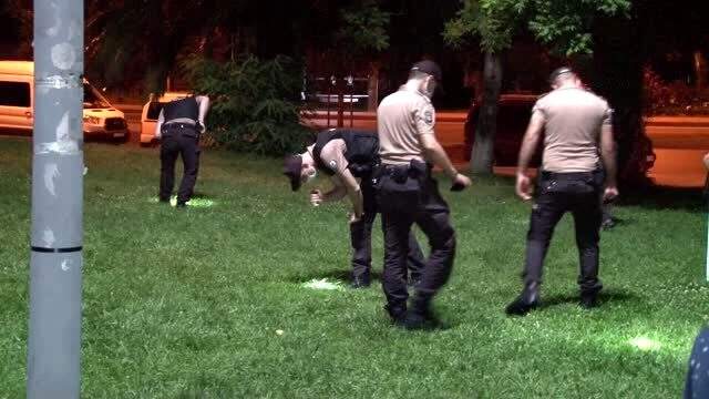 Kavgayı ayırmak isteyen bekçi silahla vuruldu Kavgayı ayırmak isteyen bekçi silahla vuruldu