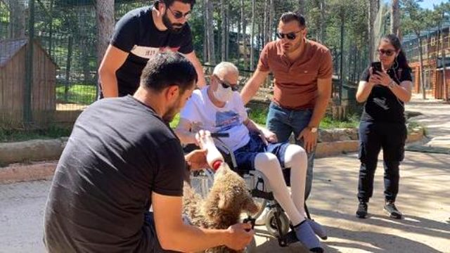 Uzun süre sonra sokağa çıkan Mehmet Ali Erbil, hayvanat bahçesini ziyaret etti