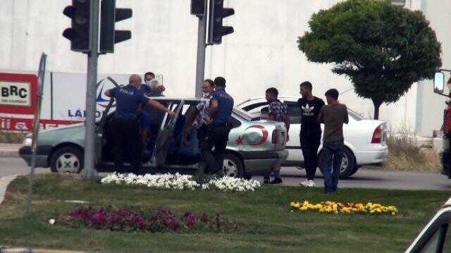 Kamyonet sürücüsünün korna çaldığı otomobildeki 7 kişinin palalı demir sopalı saldırısına uğradığı anlar kamerada Kamyonet sürücüsünün korna çaldığı otomobildeki 7 kişinin palalı demir sopalı saldırısına uğradığı anlar kamerada