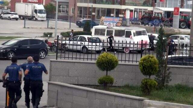 Kamyonet sürücüsünün korna çaldığı otomobildeki 7 kişinin palalı demir sopalı saldırısına uğradığı anlar kamerada Kamyonet sürücüsünün korna çaldığı otomobildeki 7 kişinin palalı demir sopalı saldırısına uğradığı anlar kamerada