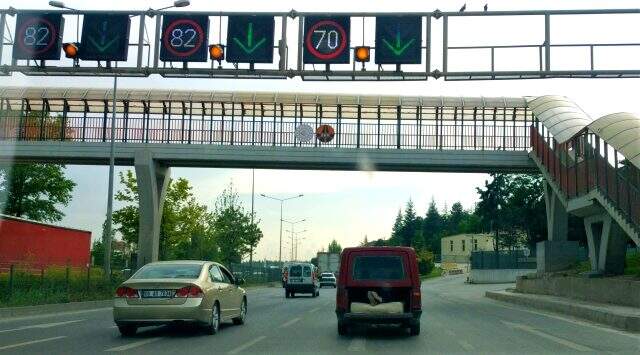 Kendi rahatı için trafik güvenliğini hiçe sayan yolcu kamerada Kendi rahatı için trafik güvenliğini hiçe sayan yolcu kamerada
