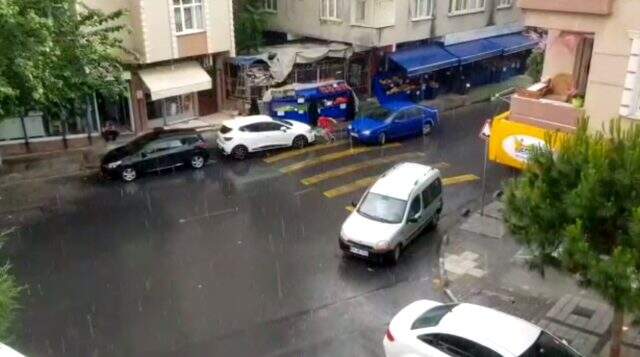 Meteoroloji uyarmıştı! İstanbul'da etkili olan sağanak yağış hayatı felç etti Meteoroloji uyarmıştı! İstanbul'da etkili olan sağanak yağış hayatı felç etti