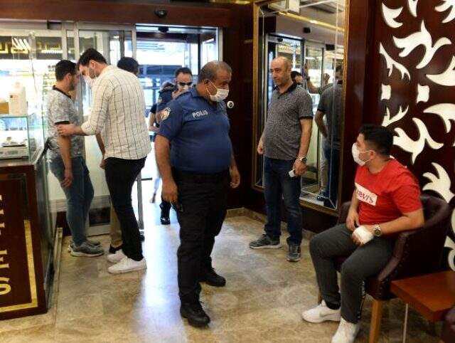 Sahte altın satıcısı, muhabirler haber yapmak için kuyumcuda olduğu sırada suçüstü yakalandı Sahte altın satıcısı, muhabirler haber yapmak için kuyumcuda olduğu sırada suçüstü yakalandı