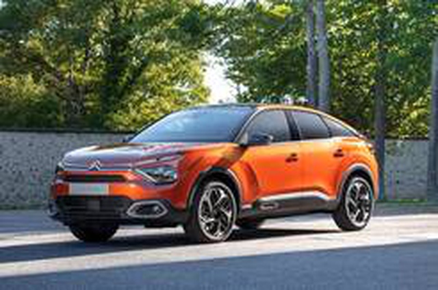 Yenilenen Citroen C4 ve ë-C4 yüzünü gösterdi!