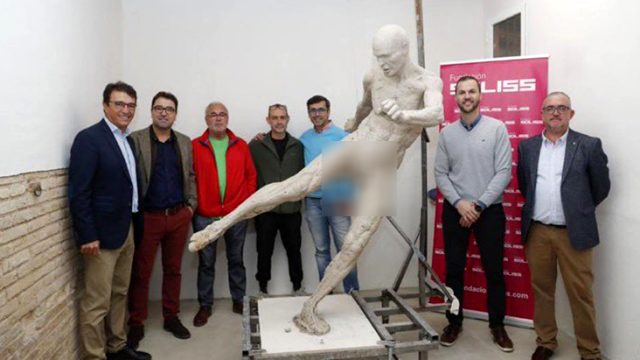 Iniesta'nın heykelinin çıplak hali şaşırttı, yetkililer heykelin henüz tamamlanmadığını söyledi
