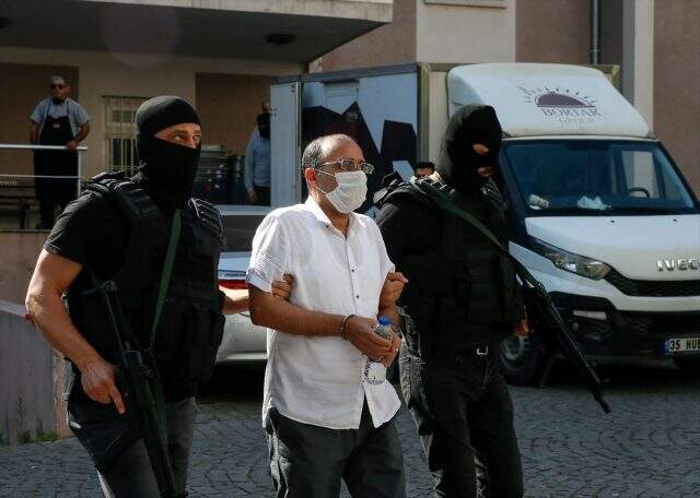Kırmızı bültenle aranırken İzmir'de yakalanan DHKP/C üyesi, adliyeye sevk edildi Kırmızı bültenle aranırken İzmir'de yakalanan DHKP/C üyesi, adliyeye sevk edildi