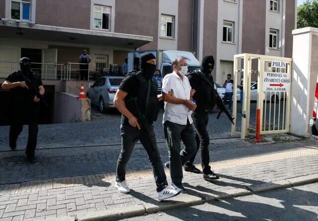 Kırmızı bültenle aranırken İzmir'de yakalanan DHKP/C üyesi, adliyeye sevk edildi Kırmızı bültenle aranırken İzmir'de yakalanan DHKP/C üyesi, adliyeye sevk edildi