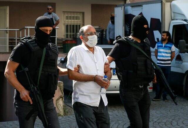 Kırmızı bültenle aranırken İzmir'de yakalanan DHKP/C üyesi, adliyeye sevk edildi Kırmızı bültenle aranırken İzmir'de yakalanan DHKP/C üyesi, adliyeye sevk edildi