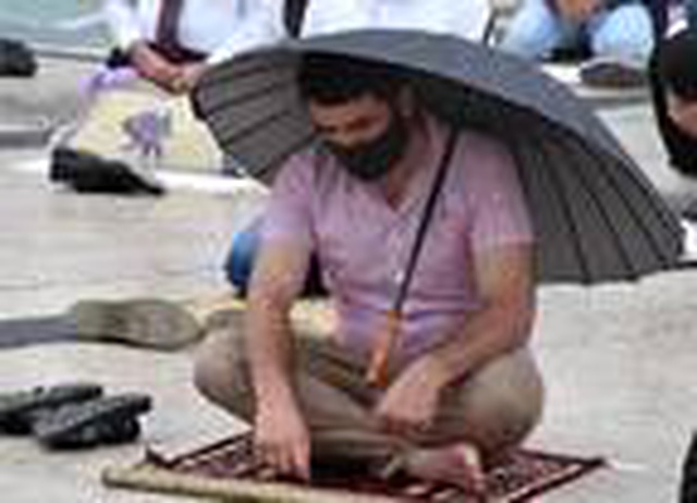 Cuma namazı esnasında sağanak yağınca vatandaş, kafasına naylon geçirerek önlem aldı Cuma namazı esnasında sağanak yağınca vatandaş, kafasına naylon geçirerek önlem aldı