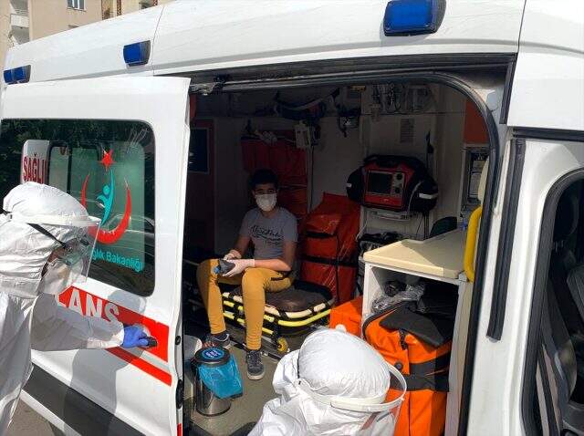 Korona tedavisi gören gençler ambulanslarla sınav salonuna götürüldü Korona tedavisi gören gençler ambulanslarla sınav salonuna götürüldü