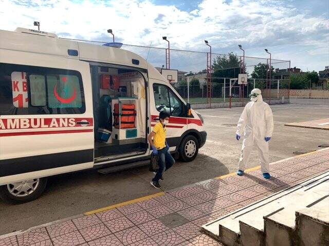 Korona tedavisi gören gençler ambulanslarla sınav salonuna götürüldü Korona tedavisi gören gençler ambulanslarla sınav salonuna götürüldü