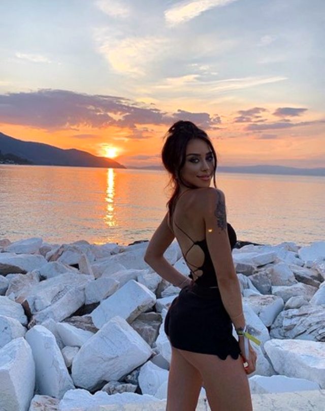 Tatil sezonunu açan Zeynep Alkan'ın bikinili pozuna beğeni yağdı