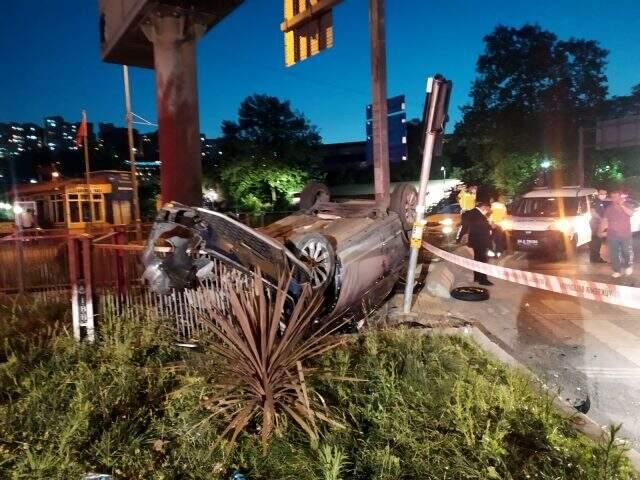 Belediye otobüsüne çarpan otomobildeki çocuklar ölümden döndü