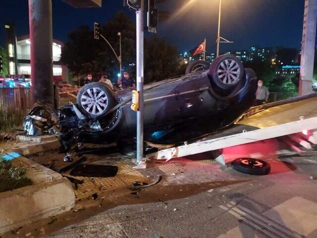 Belediye otobüsüne çarpan otomobildeki çocuklar ölümden döndü