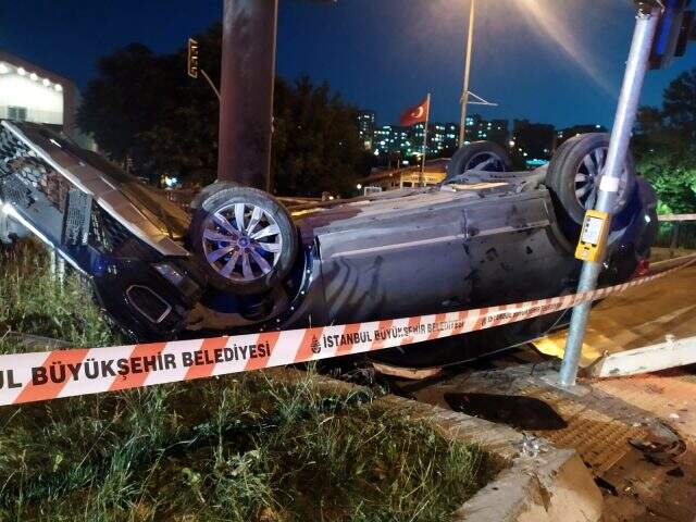 Belediye otobüsüne çarpan otomobildeki çocuklar ölümden döndü