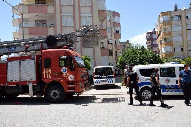 Eşiyle tartışan koca, kapıyı kilitleyip evi ateşe verdi Eşiyle tartışan koca, kapıyı kilitleyip evi ateşe verdi