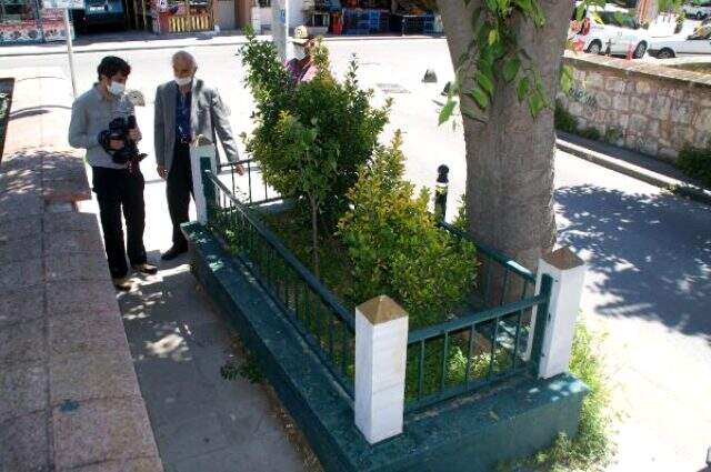 İstanbul'un göbeğinde kaldırımda bir mezar! Geçenler dua ediyor, kimin yattığı bilinmiyor