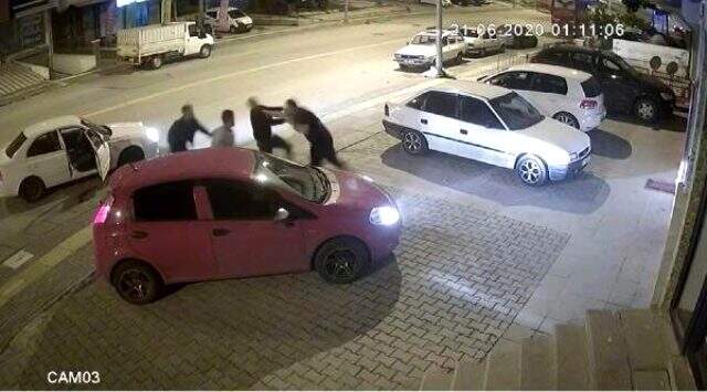 Kick boks sporcusu, trafikte tartıştığı 3 kişiyi 30 saniyede yere serdi Kick boks sporcusu, trafikte tartıştığı 3 kişiyi 30 saniyede yere serdi
